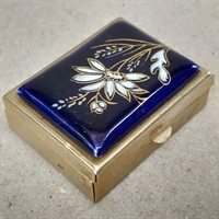 messing pilleæske med blå porcelænslåg med hvid blomst på opdelt i 2 rum vintage